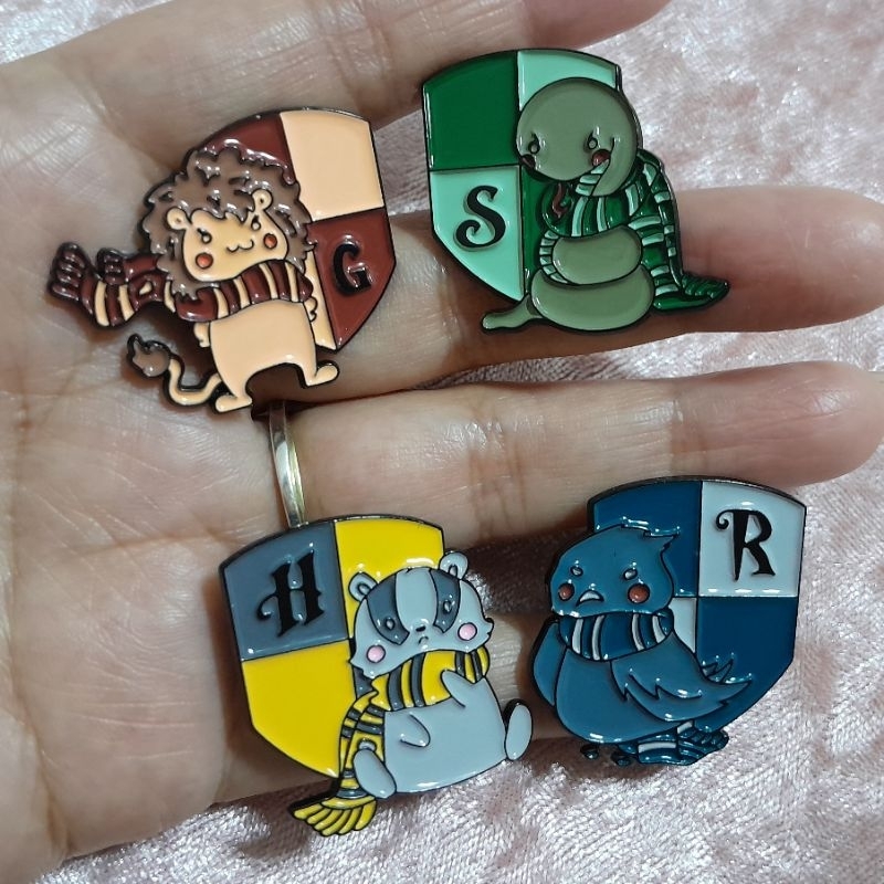 Kit 4 Broches / Pins Harry Potter Casas de Hogwarts Grifinória, Sonserina, Corvinal e Lufa-Lufa Mascotes