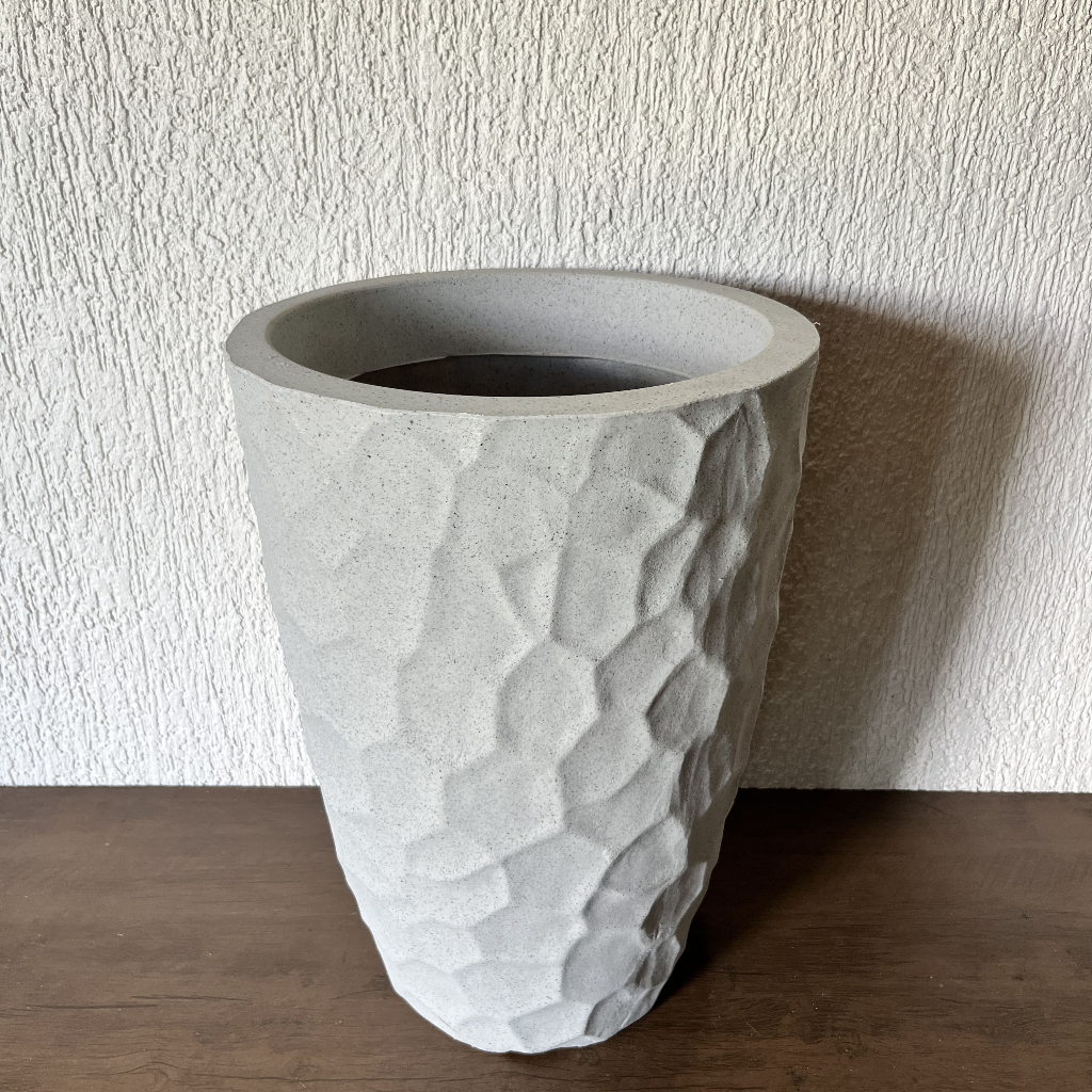 Vaso para planta decorativo em polietileno Coluna Pedra Safira medidas P 41cm x 30cm x 19cm