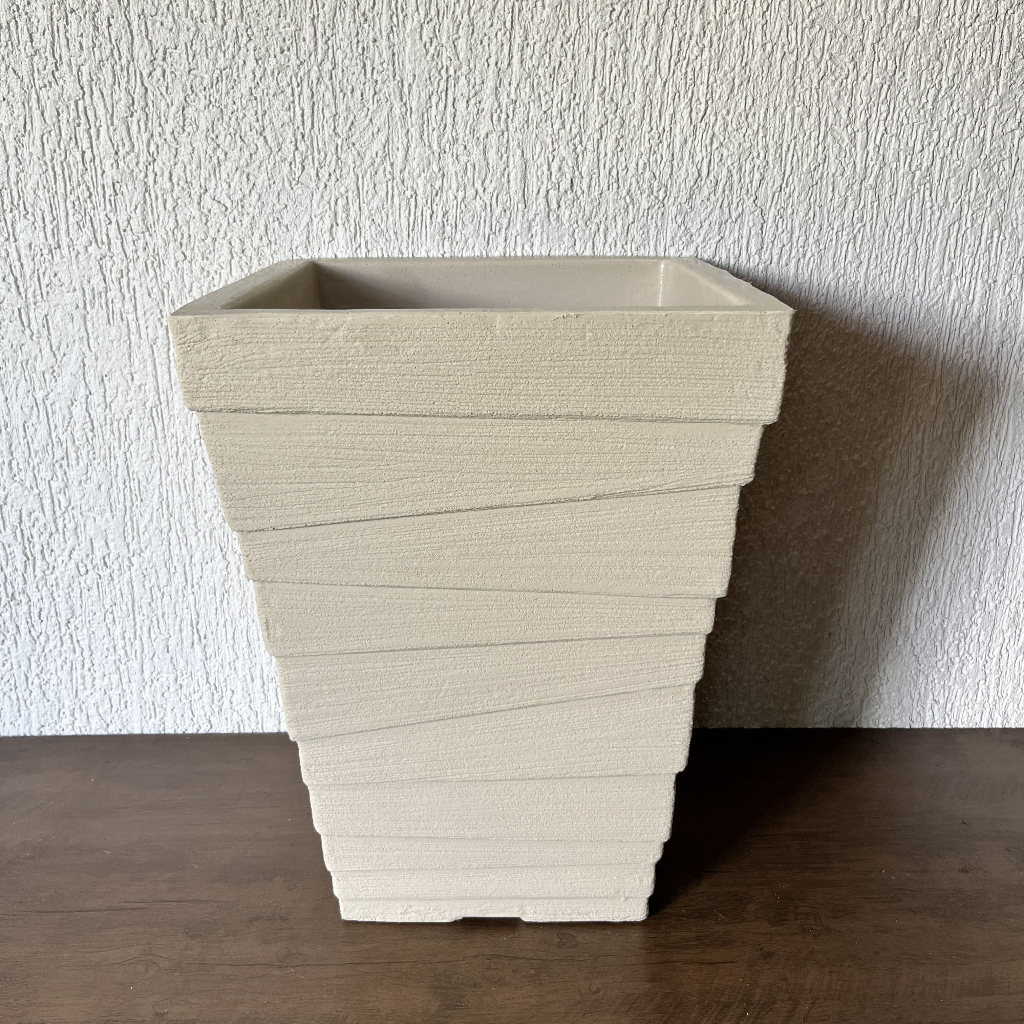 Vaso para plantas decorativo em polietileno Coluna Quadrada Degrau P medidas 40cm x 30cm x 20cm