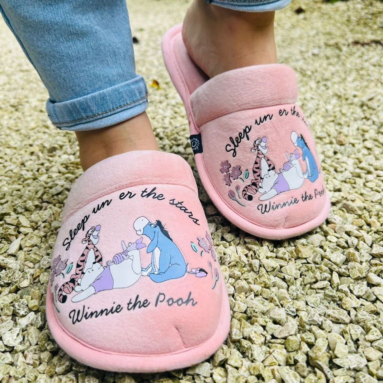 Pantufas Personagens Ursinho POOH, STITCH, MINNIE e MICKEY Quentinhas e Forradas para o Inverno Tendência Moda 2026