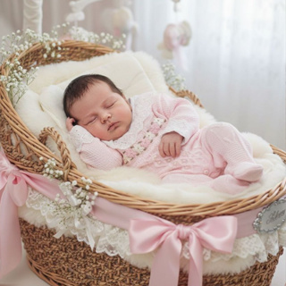 Saída de Maternidade Luxo Tricô Menina Macacão bordado e detalhes em pérolas e Manta trabalhada em Oferta na Shopee