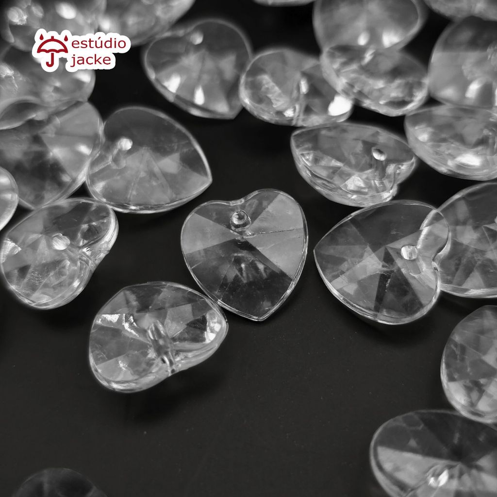 Pingente Coração 13mm em Acrílico Cristal Translúcido – delicadeza e brilho na medida certa