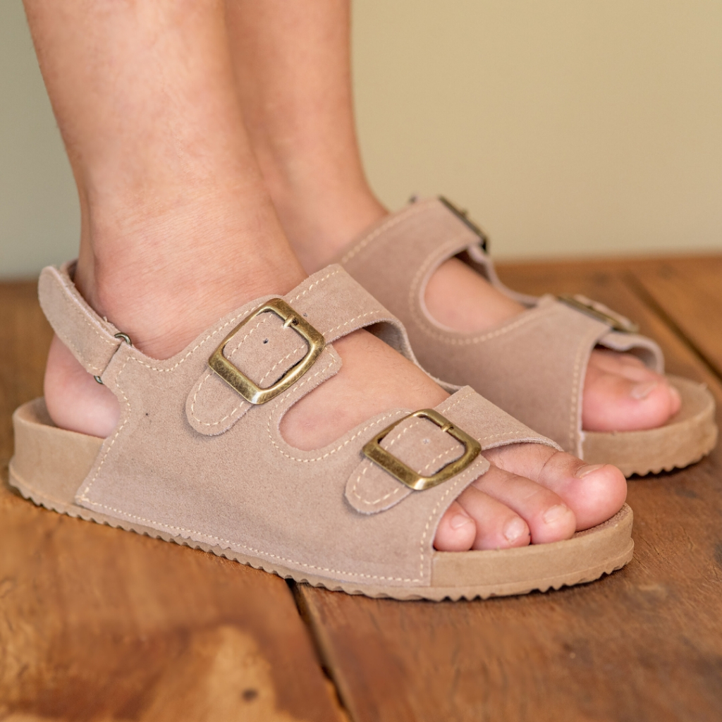 Sandália Infantil Birken Fechamento Traseiro Fivela Dupla Unissex Camurça Pele/Nude em Oferta na Shopee
