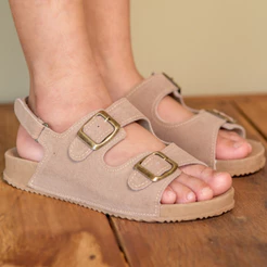 Sandália Infantil Menino Menina Birken Fechamento Traseiro Fivela Dupla Unissex Camurça Pele/Nude