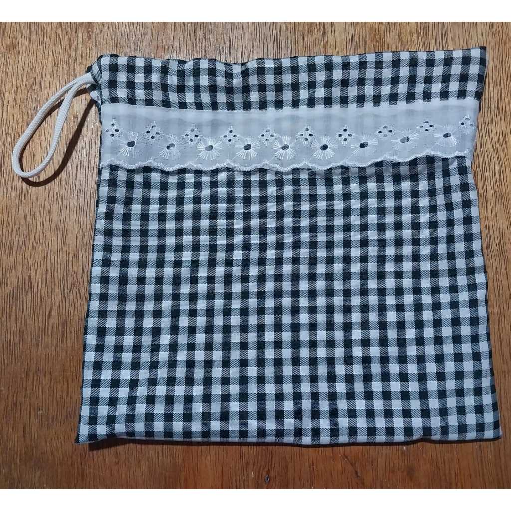 SAQUINHO/BOLSINHA PORTA GUIA/ENTIDADES 30X30 - CARIJÓ/PRETO VELHO/PRETA VELHA  COM BORDADO INGLÊS - UMBANDA E CANDOMBLÉ