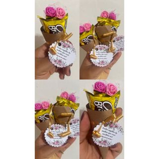 DIA DAS MULHERES! KIT COM 6 MIMOS / LEMBRANCINHAS EM MINI BUQUÊ COM BOMBOM / CHOCOLATE + TAG SIMPLES em Oferta na Shopee