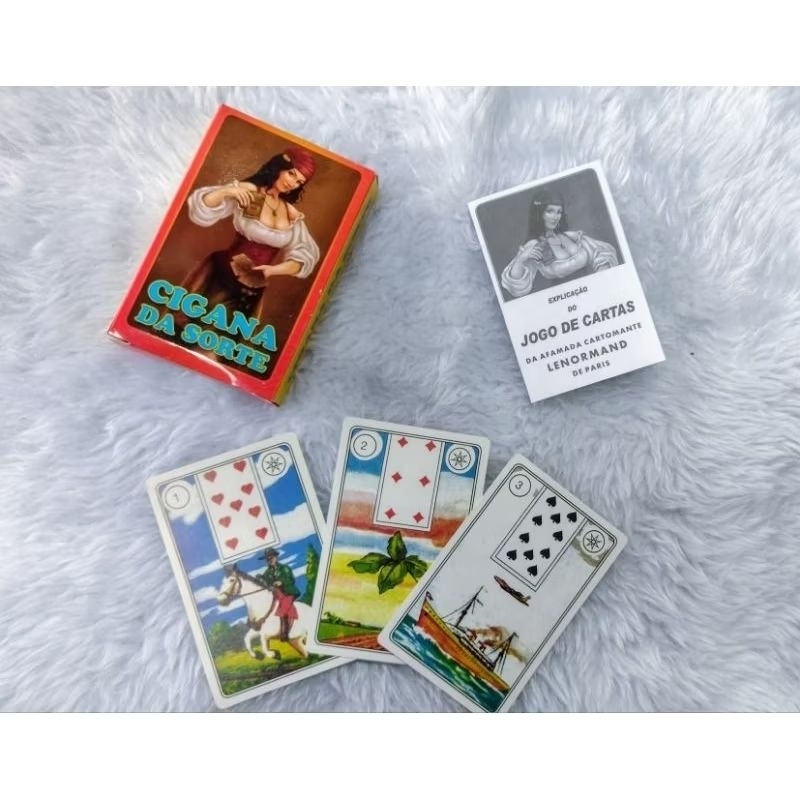 Baralho Cigana da Sorte contém 36 cartas coloridas mais 1 livreto de instruções/12 unidades.