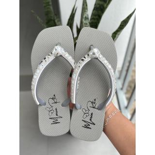 Rasteirinha Chinelo de Dedo Feminino Adulto com Strass de Nó Cinza Prata G MR