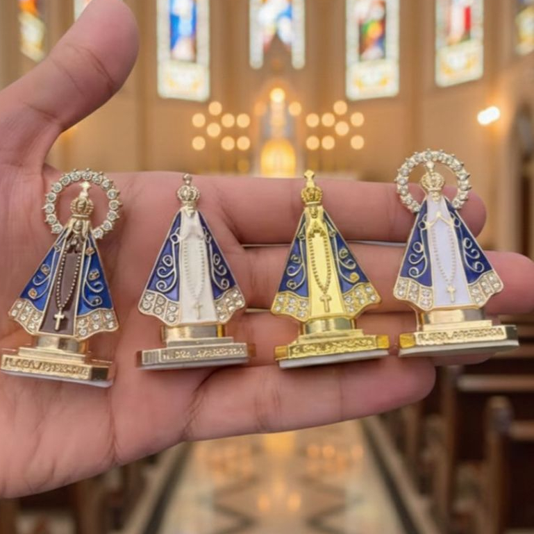 Mini Nossa Senhora Aparecida Sortida para Painel de Carro Dourado e Prata em Oferta na Shopee