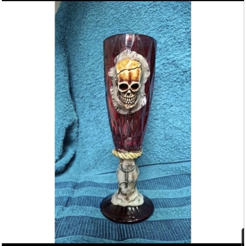 Taça Pombagira em vidro e resina 20cm