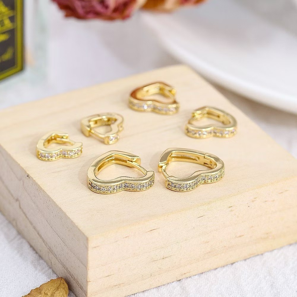 Kit 3 Pares Brinco Trio Com 3 Argolas Cravejada Na Zircônia Crystal Modelo Coração Material de aço inoxidável em Oferta na Shopee