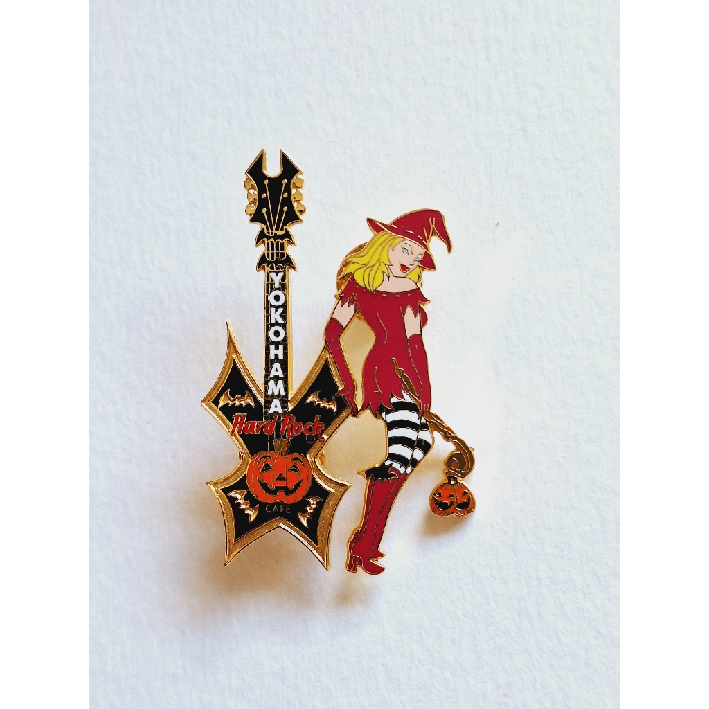 Pin / Broche - Hard Rock Cafe - Yokohama - Halloween Blonde Witch in Pink with Guitar
