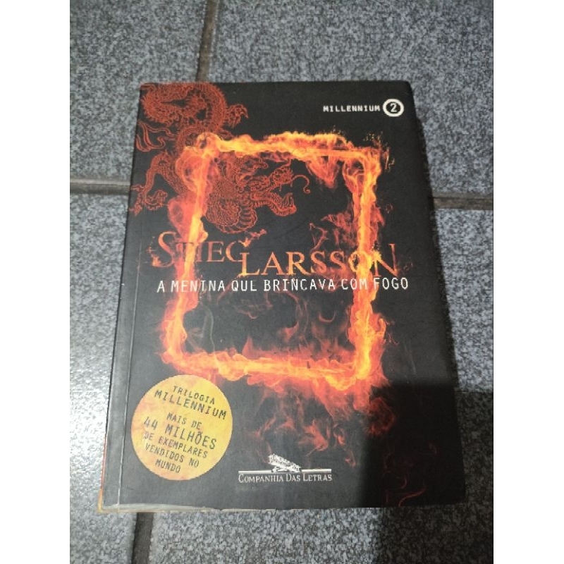 Livro A menina que brincava com o fogo Stieg Larsson