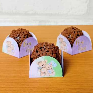 50 Forminhas Personalizadas de Doce Brigadeiro 4 Pétalas Festa, Aniversário Chá Bebê Revelação Lilás e Verde