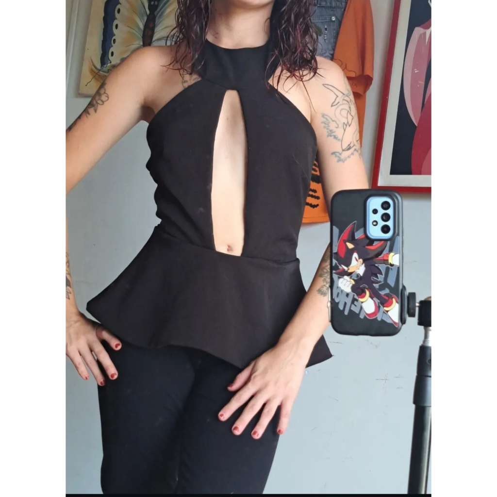 Blusa peplum cut out gola alta fechada elegante moda brecho bazar desapego retro alternativa gotica