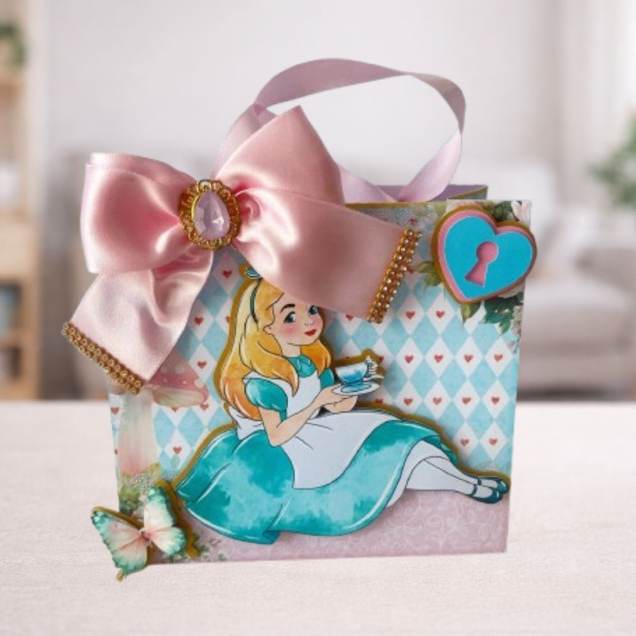 Sacolinha Personalizada Alice no país das Maravilhas Pegue e Monte | Nome e Idade | Festa Infantil | Fazemos Todos Temas