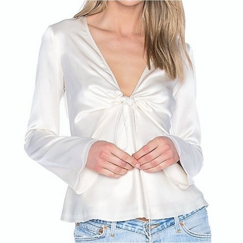 blusa branca manga longa ampla decote v com laço elástico frontal branca de cetim comprida