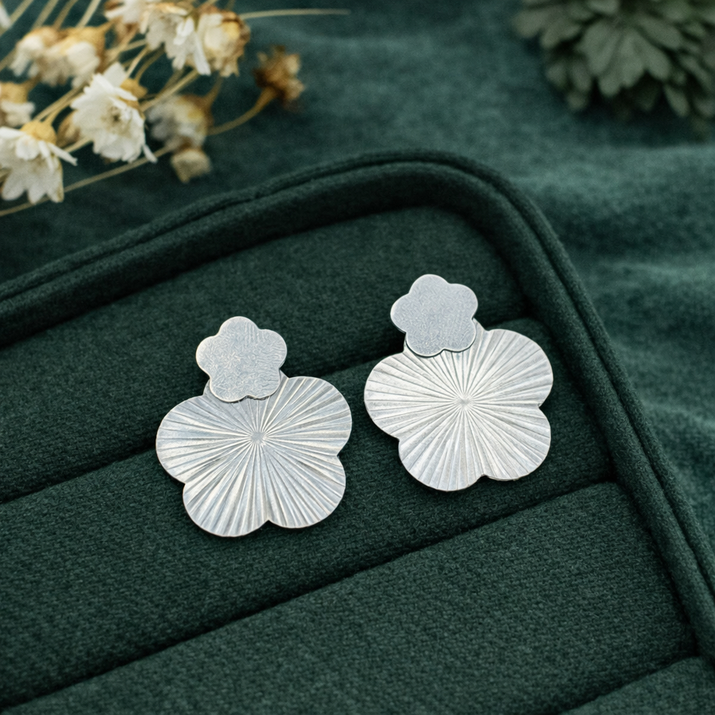 Brinco Duas Flores Lisa e Detalhada em Prata 925 Legítima Sofisticado e Atemporal