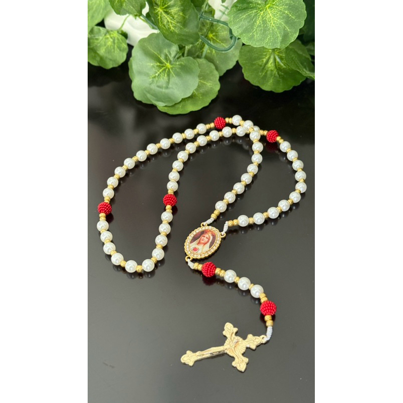 Terço entremeoo Nossa Senhora de Fátima Pérolas brancas e miçangas douradas entremeio com strass