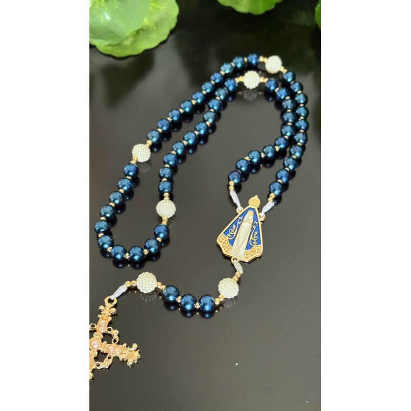 Terço Entremeio Nossa Senhora de Aparecida esmaltado com Pérolas azuis com Dourado crucifixo pérolas