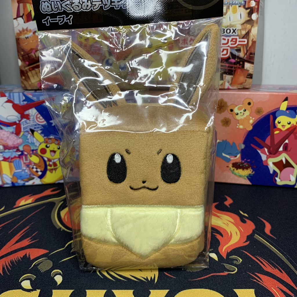 Deck Box Pokémon Eevee de Pelúcia Original Pokémon Center Japão | Porta Deck Plush Oficial – Tsuyoi Cards