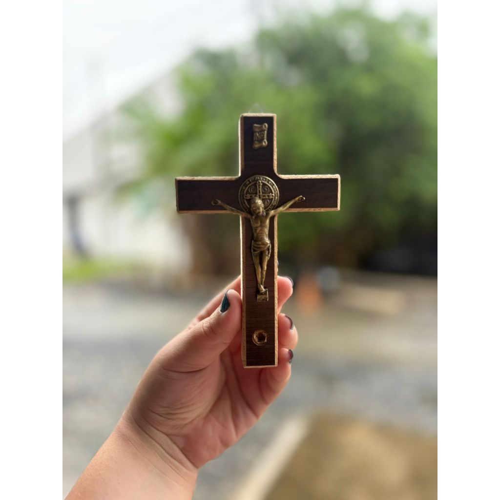 Crucifixo São Bento 15cm Madeira com Relicário Cruz Católica Proteção Espiritual Decoração Altar Presente Fé