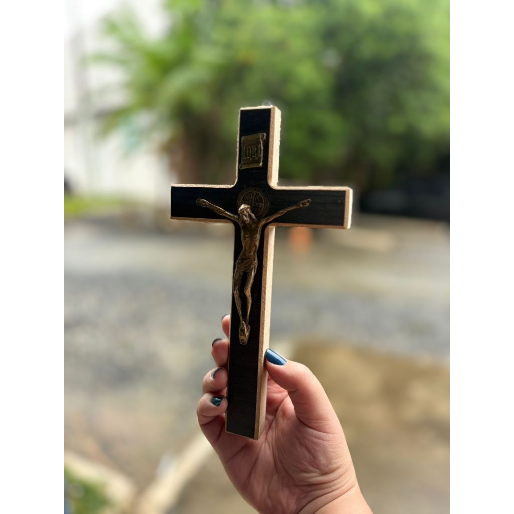 Crucifixo São Bento Madeira Cruz Católica Proteção Espiritual Decoração Altar Casa Presente Fé Bênção