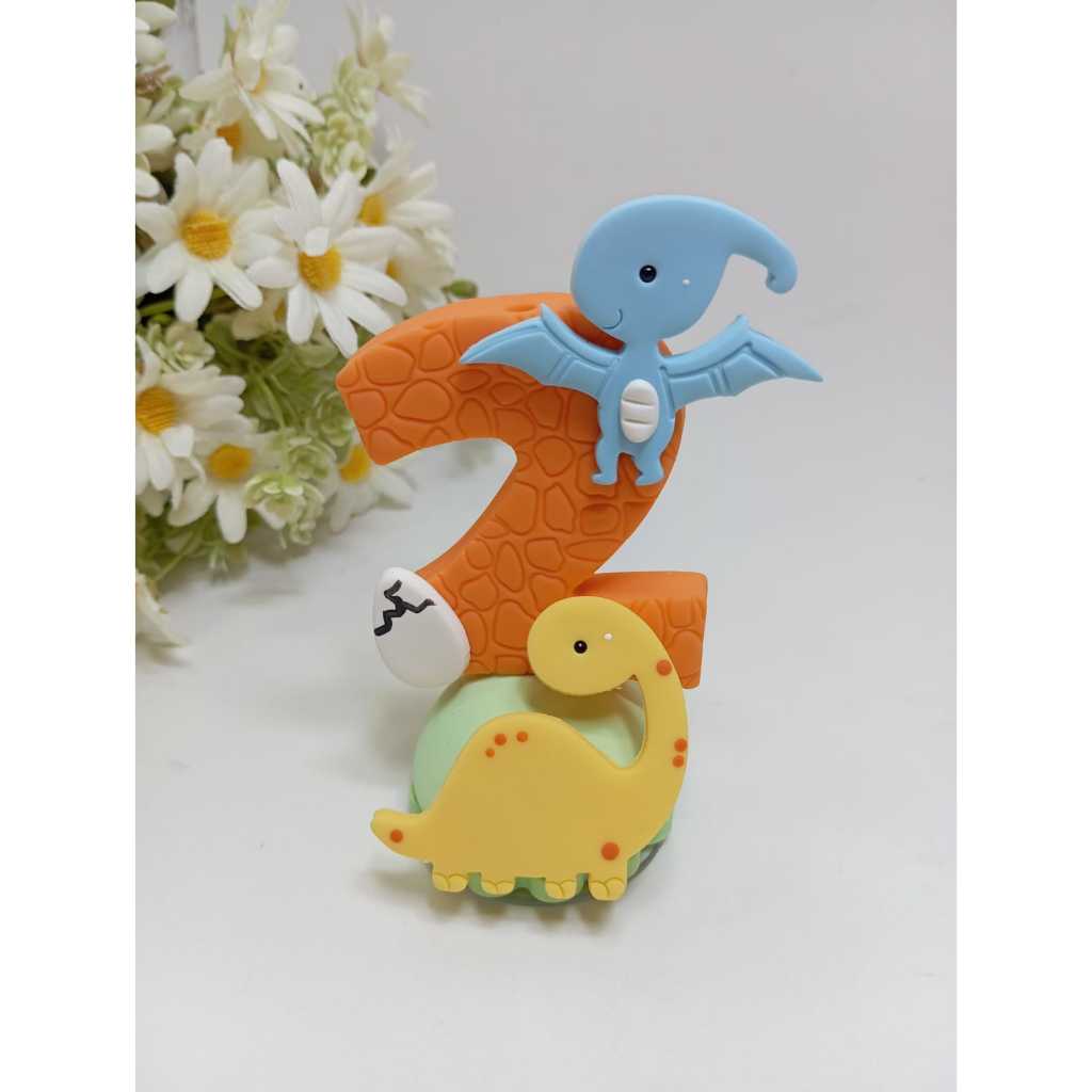 Vela de Biscuit Dino Baby - PRONTA ENTREGA — imagem 2 de 2