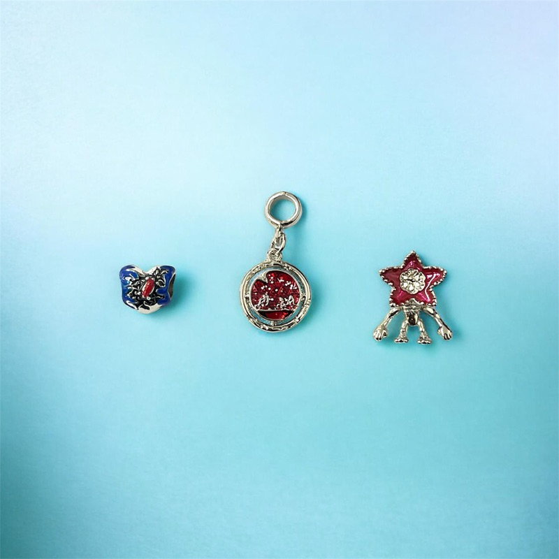 Berloques stranger things coleção exclusiva coração demogorgon