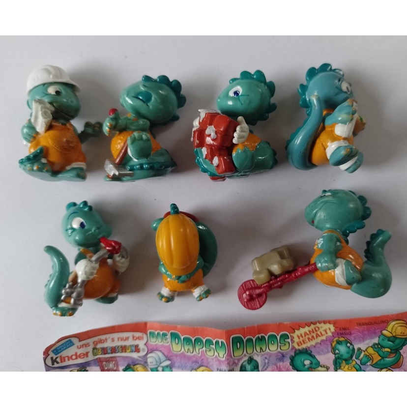 KInder ovo - Dinos Construções (ano 1995) Lote 2 com 7 bon.( falta 1 acessório no quarto boneco e capacete em 3 deles )