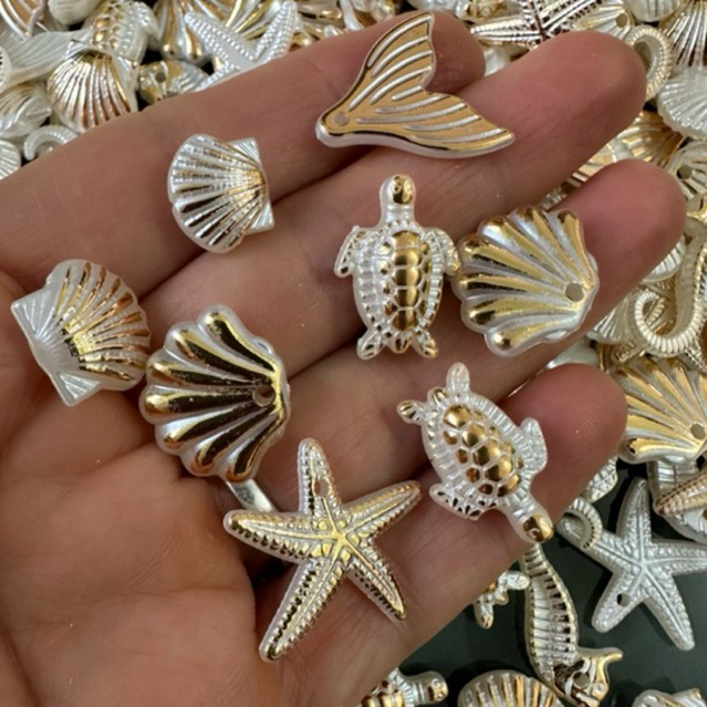 Entremeios e Pingentes bichos do mar em Abs Perolado com dourado em Oferta na Shopee