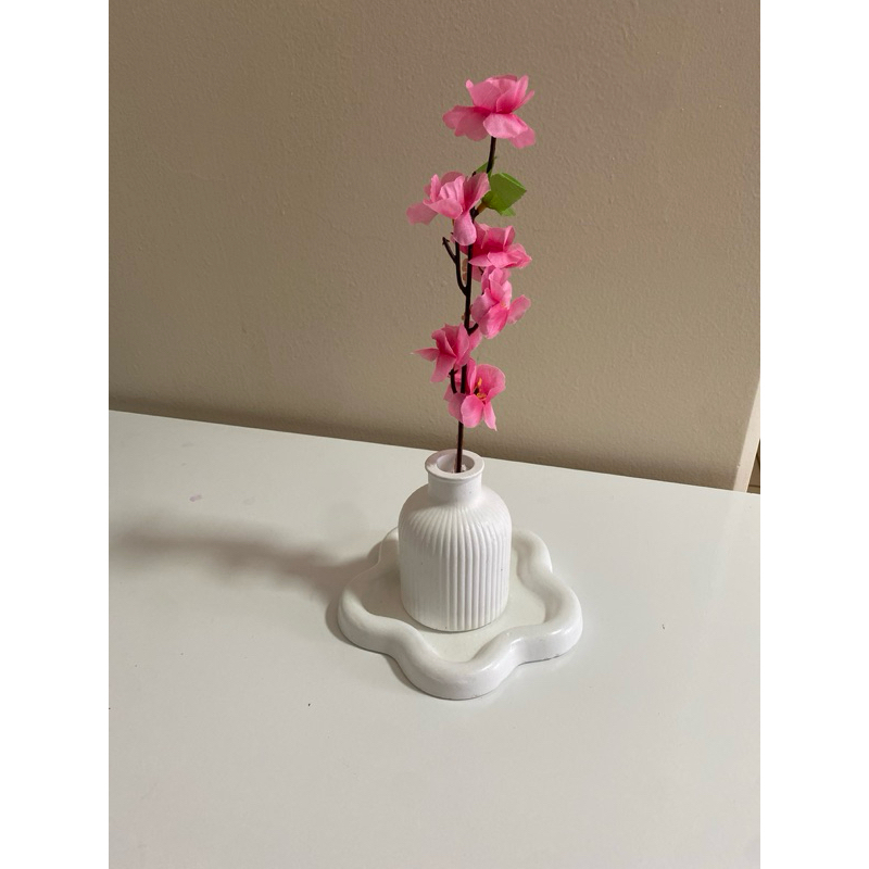 Vaso e bandeja branco , artesanal feito em cimento branco estrutural, látex e resina acrílica . Não acompanha as flores