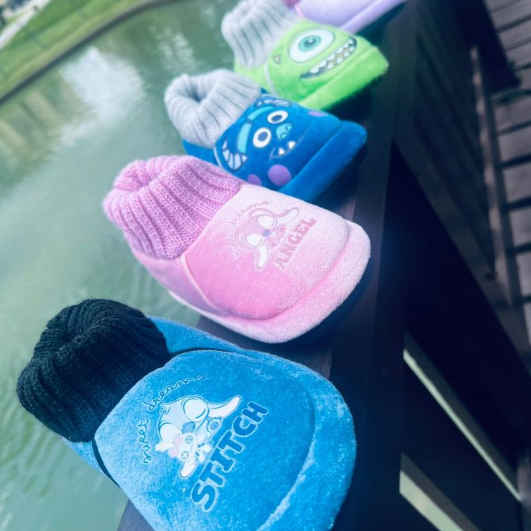 Pantufa Infantil Personagens Stitch, Ursinho Pooh, Carros Peludinha e Forrada em Oferta na Shopee