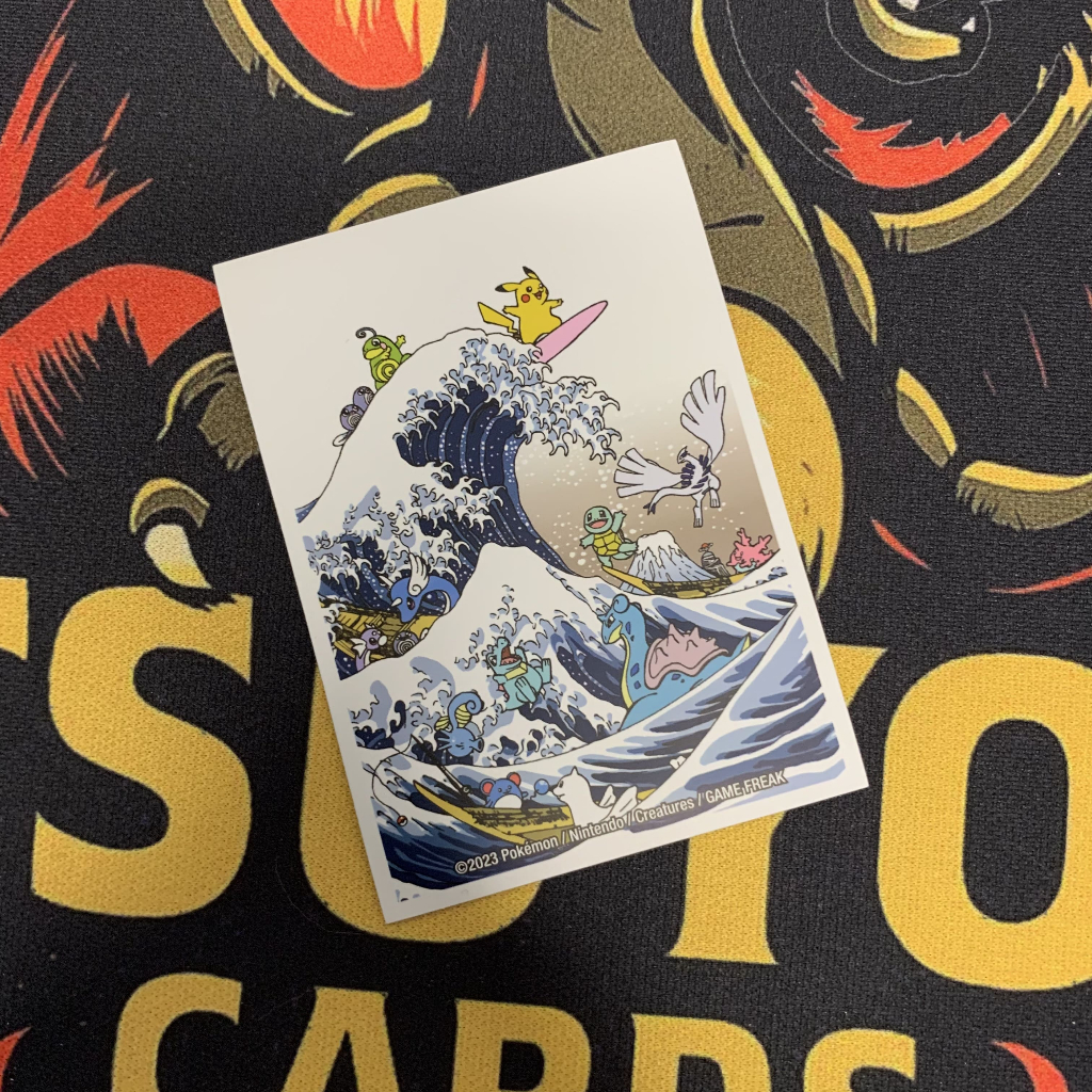 Sleeve Pokémon Great Wave Pikachu & Friends | Protetor de Cartas TCG Original | Tsuyoi Cards