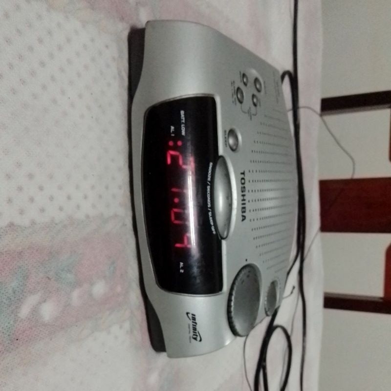 rádio relógio usado vintage antigo usado peça para colecionadores ou como peça para decoração ver descrição e video