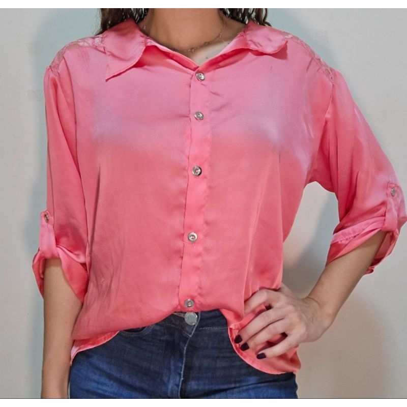 Blusa de cetim meia manga detalhe renda