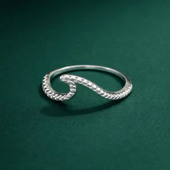 Anel Onda Fio Detalhado em Prata 925 Legítima Feminino Moderno