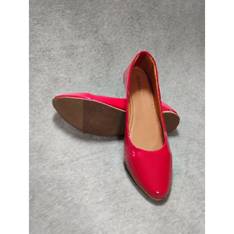 Sapatilha em verniz vermelho desenvolvida especialmente para quem busca elegância, conforto e estilo em tamanhos especia