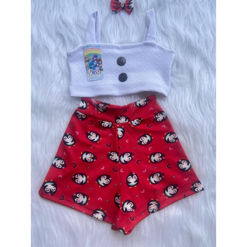 CONJUNTO INFANTIL FEMININO- MALHA QUIOMO ESTAMPADA+ ARRANJO DE CABELO, BLUSINHA BRANCA  COM SHORT ESTAMPADO