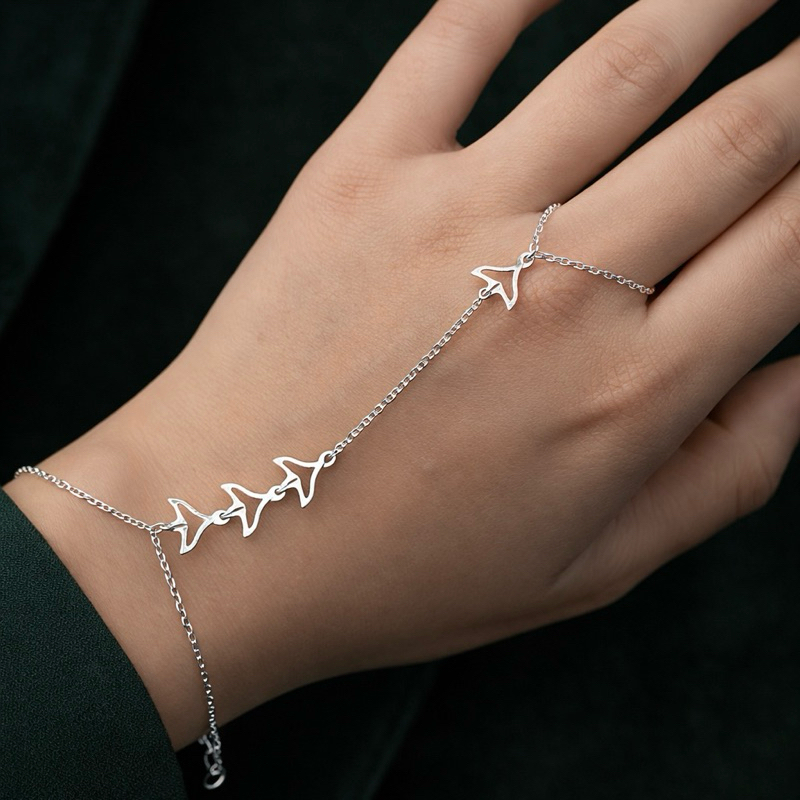 Pulseira Hand Chain Cauda de Sereia Vazada em Prata 925 Moderna e Estilosa