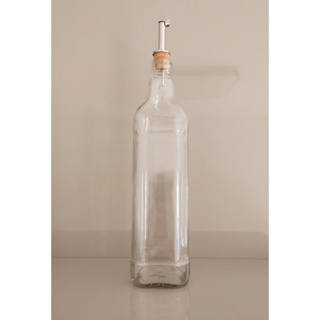 Garrafa de vidro quadrada 900ml com dosador em rolha de cortiça galheteiro para líquidos, óleo, azeite, vinagre, etc.. em Oferta na Shopee