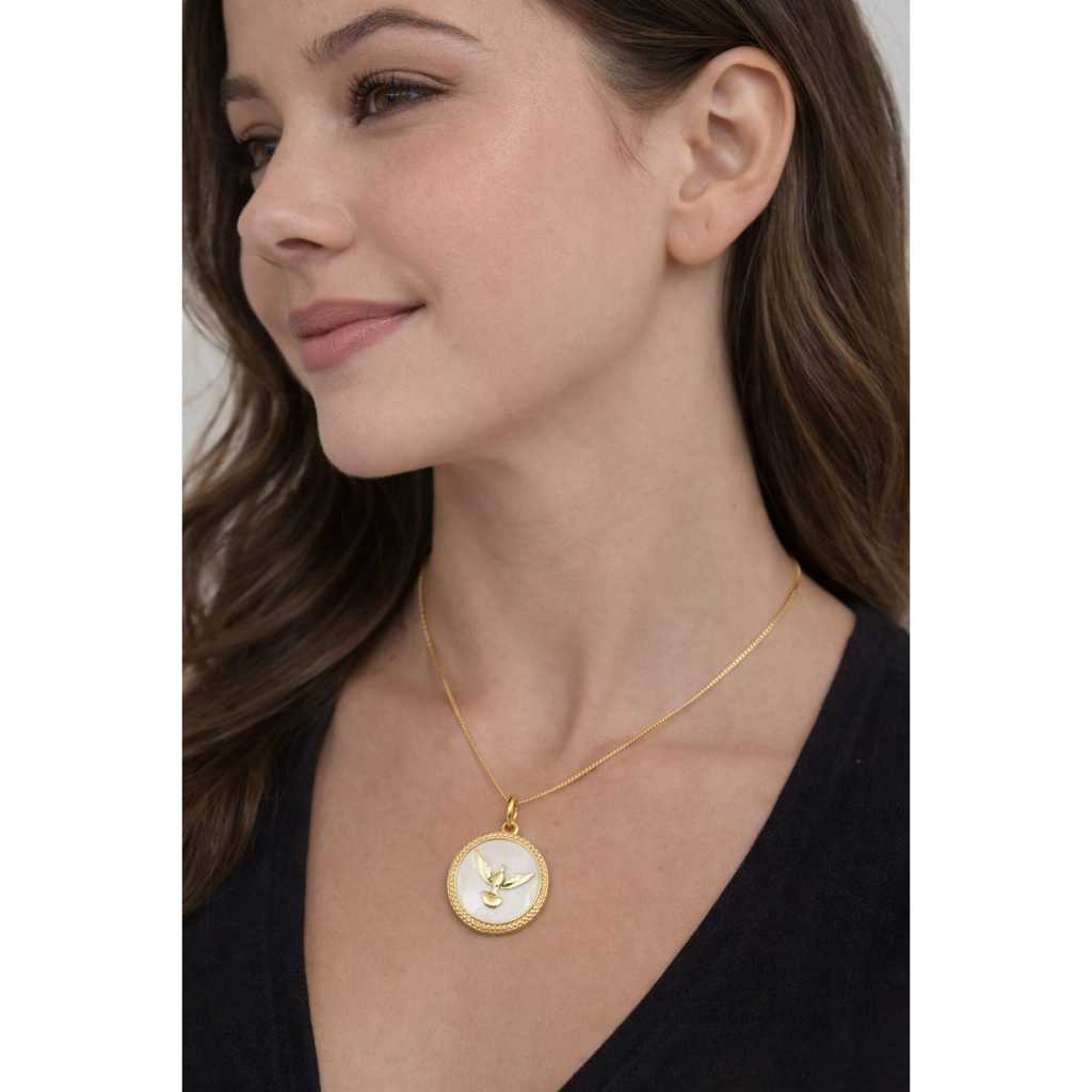 Colar Feminino pingente resina espirito santo pomba folheado a ouro 18k hipoalergênico