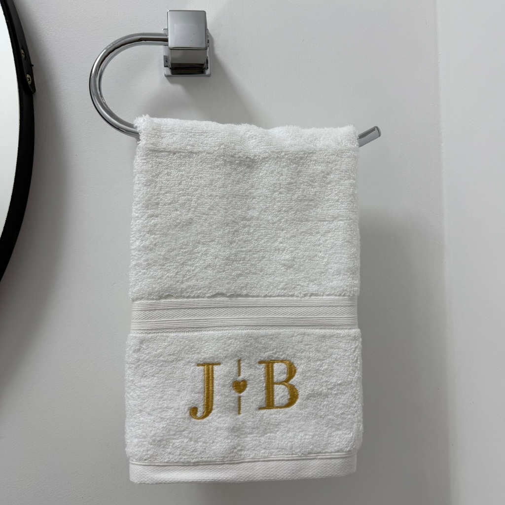 Toalha de Lavabo (mão) em Algodão Egípcio com Bordado Personalizado - Iniciais Casal