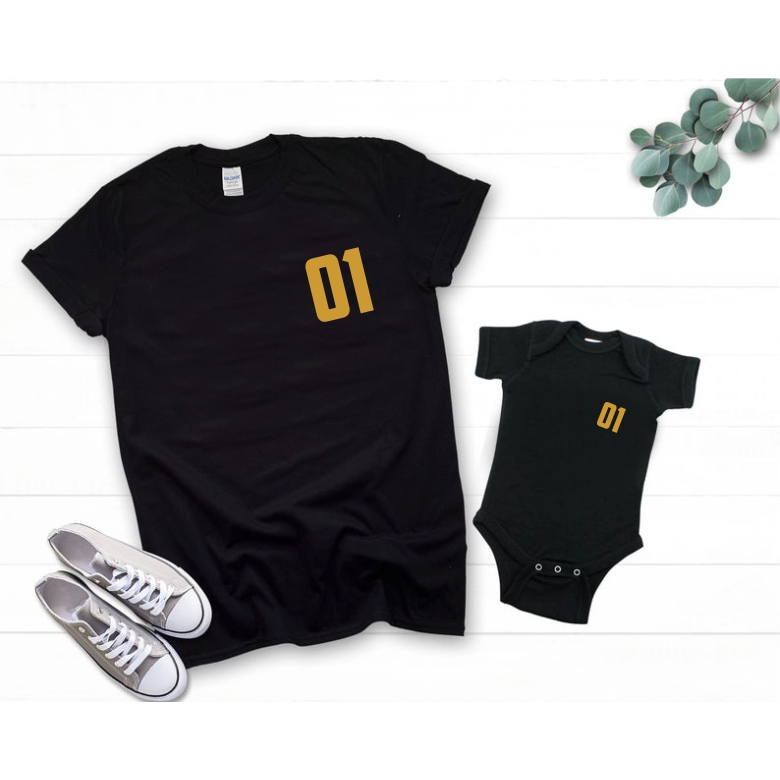 KIT CAMISETA TAL PAI TAL FILHO NOME NUMERO COMBINANDO ESCRITA DOURADA ESCOLHA SEU NUMERO