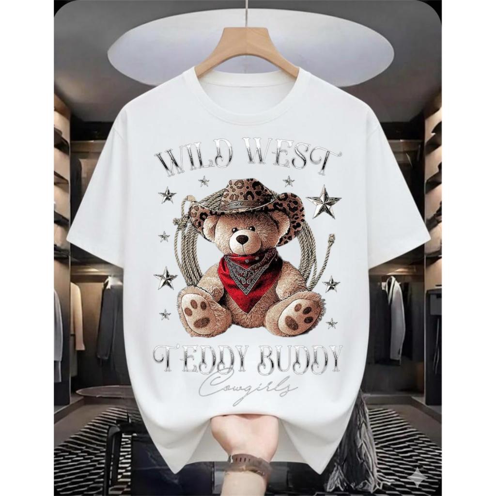 Camisa de algodão estampada urso cowboy  nas cores preta e branca, confeccionada com tecido macio e respirável