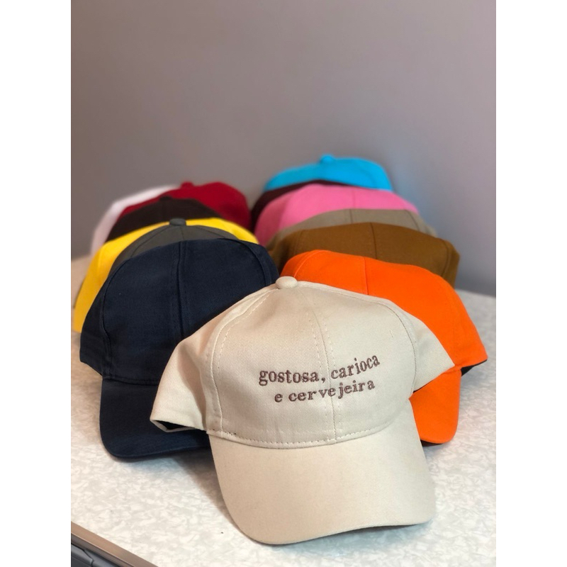 boné bordado com a sua frase NA FRENTE - VOCÊ ESCOLHE QUALQUER FRASE PELO CHAT ! em Oferta na Shopee