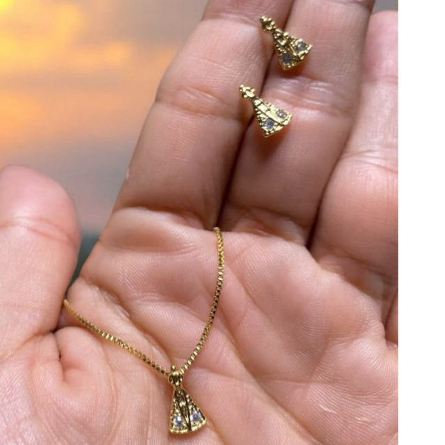 Gargantilha Colar Nossa Senhora Aparecida com strass + Brinco mini com strass folheada a ouro 18k