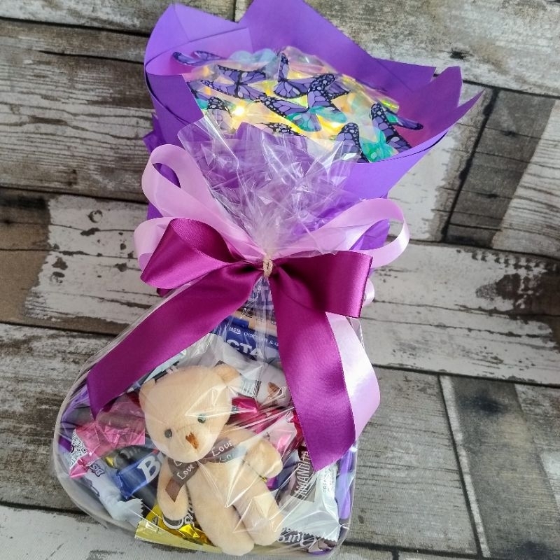 Cesta coração 14 bombons urso chaveiro + mini buquê 10 borboletas ótimo presente páscoa Cesta coração 14 bombons urso chaveiro + mini buquê 10 borboletas ótimo presente páscoa