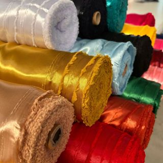 Tecido Cetim Charmousse 1 metro x 1,50m largura. Cores vibrantes, caimento leve. Perfeito para moda festa e artesanato. em Oferta na Shopee