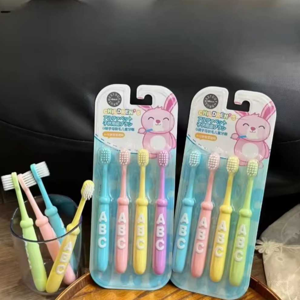 Escova de Dente Infantil ABC Kit com 4 Unidades Cerdas Macias Coloridas